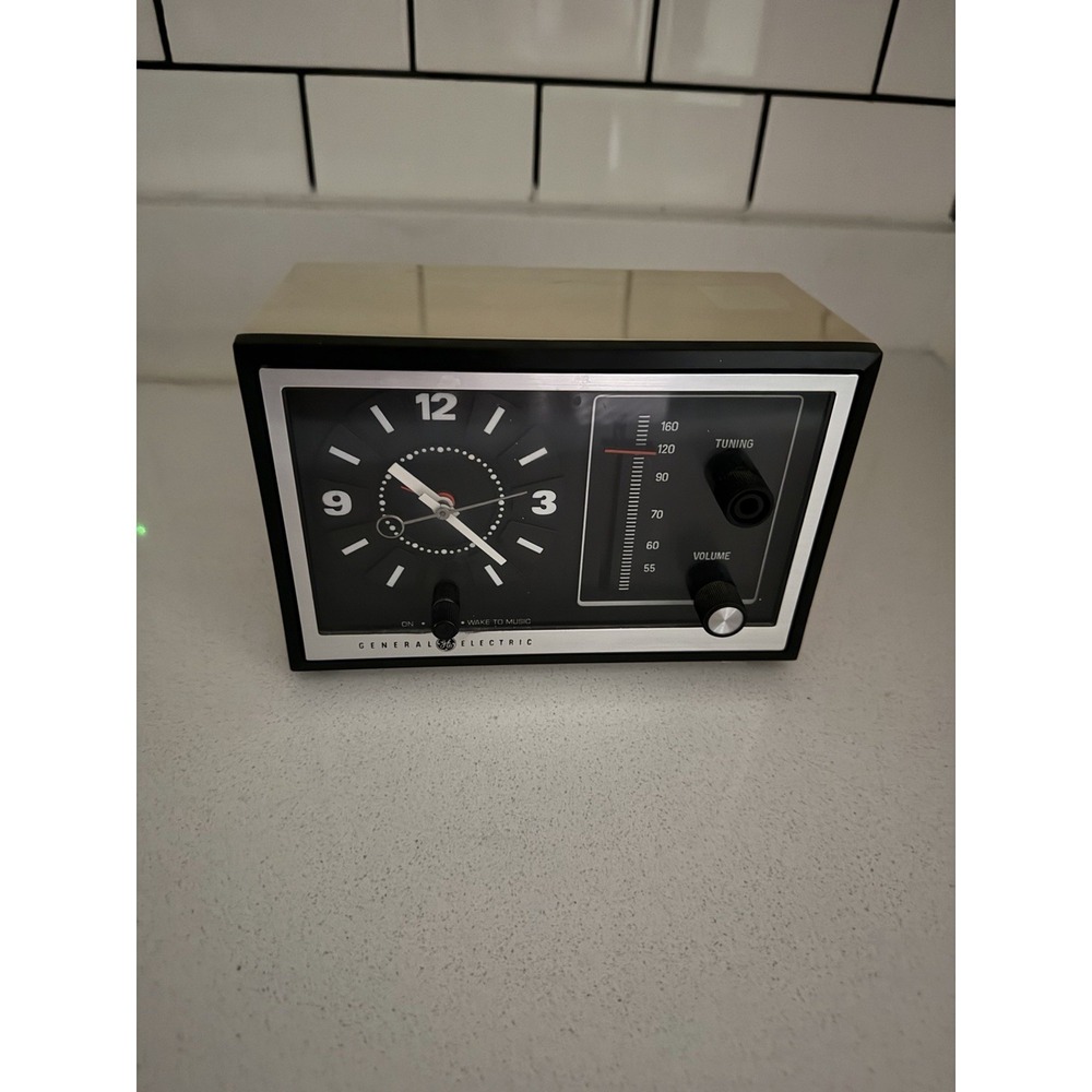 Vintage General Electric AM Radio Alarm Clock Model 7-4725A (TESTED)